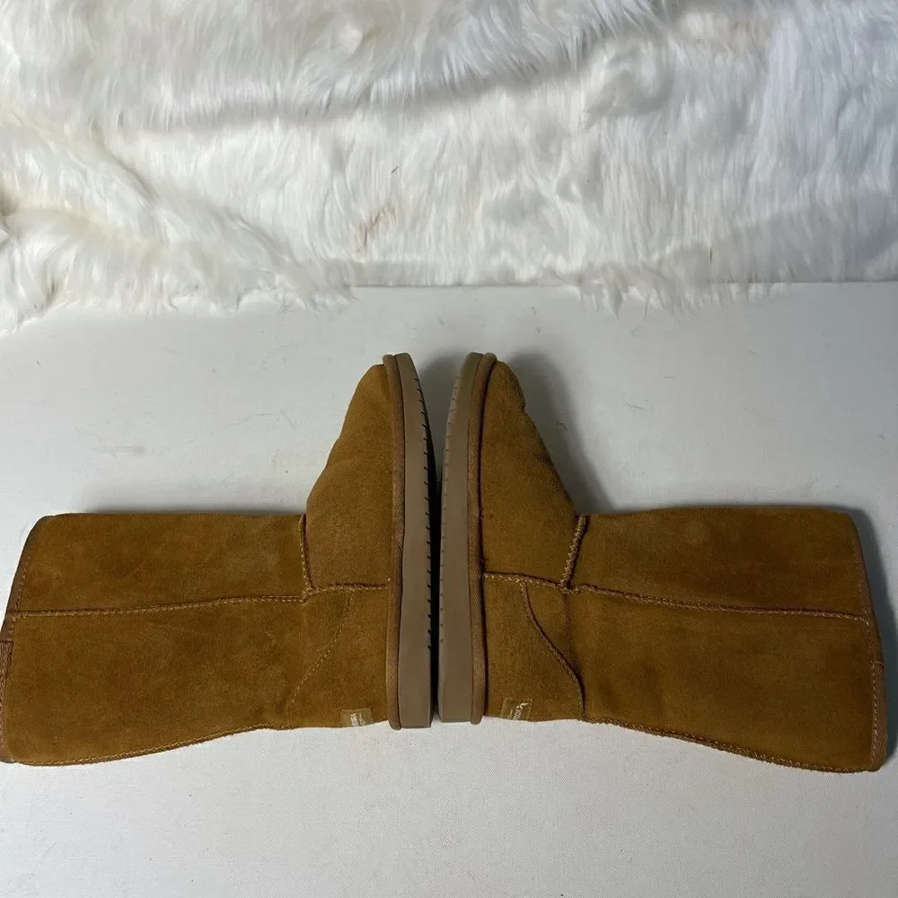 Kookaburra by UGG brown suede with sheepskin lining size 4